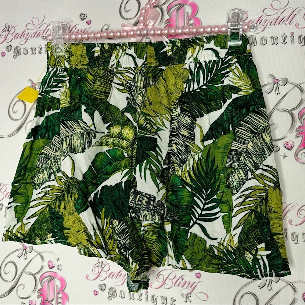 Divided shorts leafs tropical white black green lightweight summer design cute